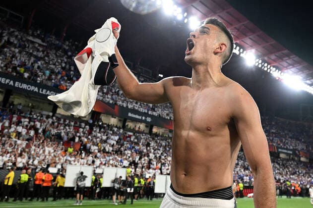 18 05 2022, xjhx, football UEFA Europa League Final 2022, Eintracht Frankfurt Glasgow Rangers emspor, v l jubilation joy of winning the Europa League at Eintracht Frankfurt Rafael Borre, Rafael Santos Borre Maury Eintracht Frankfurt DFL DFB REGULATIONS PROHIBIT ANY USE OF PHOTOGRAPHS as IMAGE SEQUENCES and or QUASI VIDEO Sevilla