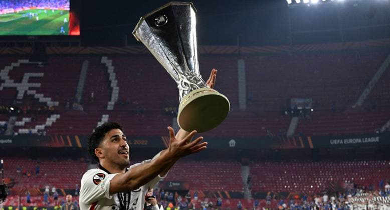 18 05 2022, xjhx, football UEFA Europa League Final 2022, Eintracht Frankfurt Glasgow Rangers emspor, v l jubilation joy of winning the Europa League at Eintracht Frankfurt Aymen Barkok Eintracht Frankfurt DFL DFB REGULATIONS PROHIBIT ANY USE OF PHOTOGRAPHS as IMAGE SEQUENCES and or QUASI VIDEO Sevilla