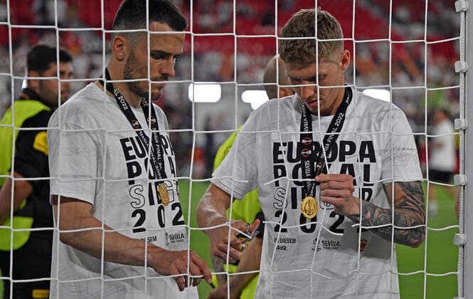 18 05 2022, xjhx, football UEFA Europa League Final 2022, Eintracht Frankfurt Glasgow Rangers emspor, v l jubilation joy of winning the Europa League at Eintracht Frankfurt Filip Kostic Eintracht Frankfurt Kristijan Jakic Eintracht Frankfurt DFL DFB REGULATIONS PROHIBIT ANY USE OF PHOTOGRAPHS AS IMAGE SEQUENCES AND OR QUASI VIDEO Sevilla