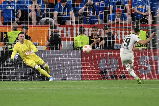 Sevilla, Estadio Ramon Sanchez Pizjuan, 18 05 22, ESP, Men, UEFA Europa League Final, Season 2021 2022, Eintracht Frankfurt Glasgow Rangers Picture Rafael Santos Borre Frankfurt converts the decisive penalty in the penalty shootout to 5 4 for Eintracht Frankfurt Only for journalistic purposes Only for editorial use According to UEFA regulations it is prohibited, UEFA regulations prohibit any use of photographs as image sequences and or quasi video Andalusia Spain