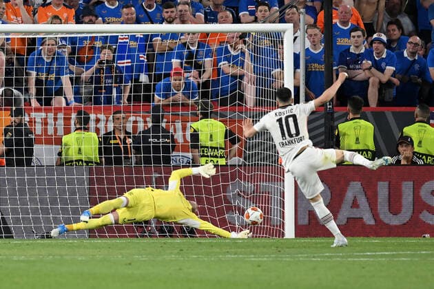 Sevilla, Estadio Ramon Sanchez Pizjuan, 18 05 22, ESP, Men, UEFA Europa League Final, Season 2021 2022, Eintracht Frankfurt Glasgow Rangers Picture Filip Kostic Frankfurt converts a penalty kick in the penalty shootout Only for journalistic use Only for editorial use According to UEFA regulations it is prohibited, UEFA regulations prohibit any use of photographs as image sequences and or quasi video Andalusia Spain