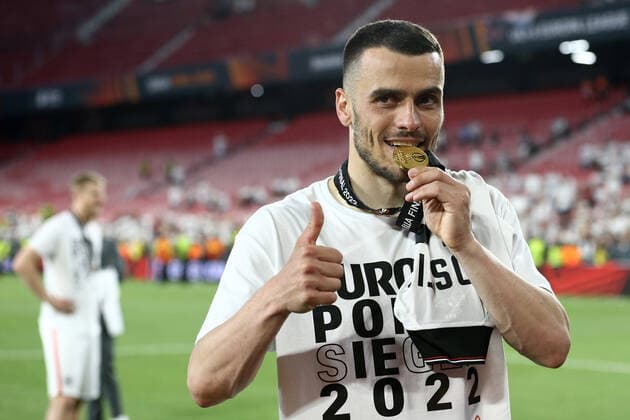 Filip Kostic (Eintracht Frankfurt) celebrates kissing the medal during UEFA Europa League 2022 Final - Eintracht vs Rangers, football Europa League match in Seville, Spain, May 18 2022 Copyright: xFrancescoxScaccianocex xipa-agenx xx 0