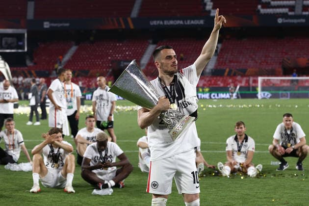 Filip Kostic (Eintracht Frankfurt) celebrates lifting the trophy during UEFA Europa League 2022 Final - Eintracht vs Rangers, football Europa League match in Seville, Spain, May 18 2022 Copyright: xFrancescoxScaccianocex xipa-agenx xx 0
