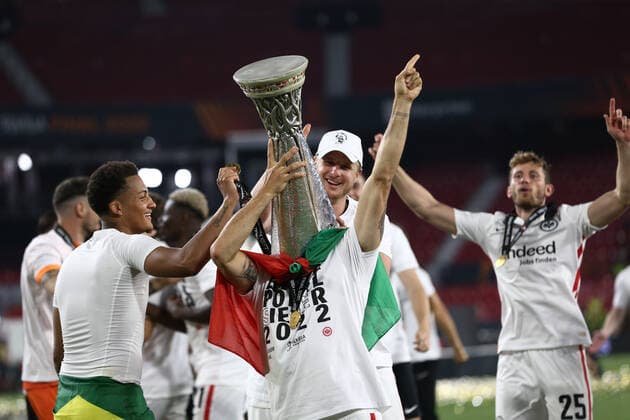Eintracht Frankfurt players celebrate with the trophy during UEFA Europa League 2022 Final - Eintracht vs Rangers, football Europa League match in Seville, Spain, May 18 2022  Copyright: xFrancescoxScaccianocex xipa-agenx xx 0