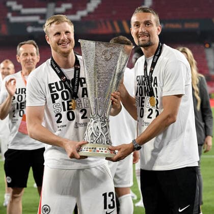 Sevilla, Estadio Ramon Sanchez Pizjuan, 18 05 22, ESP, Men, UEFA Europa League Final, Season 2021 2022, Eintracht Frankfurt Glasgow Rangers Picture from left Martin Hinteregger Frankfurt and Stefan Ilsanker Frankfurt with trophy Only for journalistic use Only for editorial use According to UEFA regulations it is prohibited, UEFA regulations prohibit any use of photographs as image sequences and or quasi video Andalusia Spain