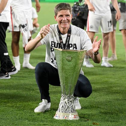 Sevilla, Estadio Ramon Sanchez Pizjuan, 18 05 22, ESP, Men, UEFA Europa League Final, Season 2021 2022, Eintracht Frankfurt Glasgow Rangers Picture Coach Oliver Glasner Frankfurt with trophy Only for journalistic use Only for editorial use According to UEFA regulations it is prohibited, UEFA regulations prohibit any use of photographs as image sequences and or quasi video Andalusia Spain