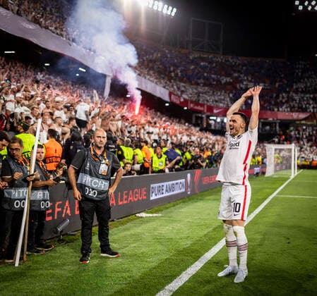 Filip Kostic FRA celebrates in front of the fan curve Eintracht Frankfurt Glasgow Rangers 18 05 2022, football season 2021 22 Photo Moritz Müller