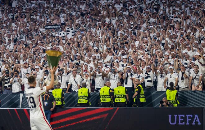 Final cheer Jesper Lindström FRA shows the fans the cup Eintracht Frankfurt Glasgow Rangers 18 05 2022, football season 2021 22 Photo Moritz Müller