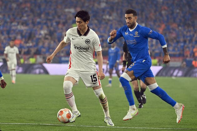 Daichi KAMADA Eintracht Frankfurt , action, duel against Connor Goldson Rangers FC Football Europa League, final Eintracht Frankfurt Glasgow Rangers 5 4 i E on 18 05 2022 in Seville Estadio Ramon Sanchez Pizjuan