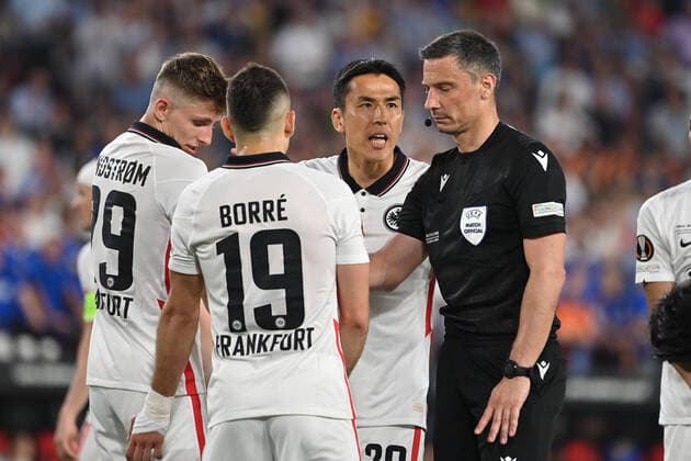 f l Jesper LINDSTROEM F , Rafael BORRE Eintracht Frankfurt , Makoto HASEBE Eintracht Frankfurt discuss with referee Slavko VINCIC Football Europa League, Final Eintracht Frankfurt Glasgow Rangers 5 4 i E on 18 05 2022 in Seville Estadio Ramon Sanchez Pizjuan