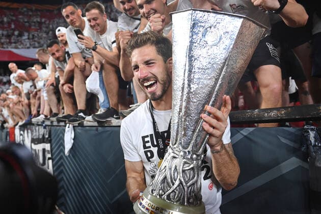 Goalkeeper Kevin TRAPP Eintracht Frankfurt with cup, trophy, jubilation, joy, enthusiasm, award ceremony football Europa League, final Eintracht Frankfurt Glasgow Rangers 5 4 i E on 18 05 2022 in Seville Estadio Ramon Sanchez Pizjuan