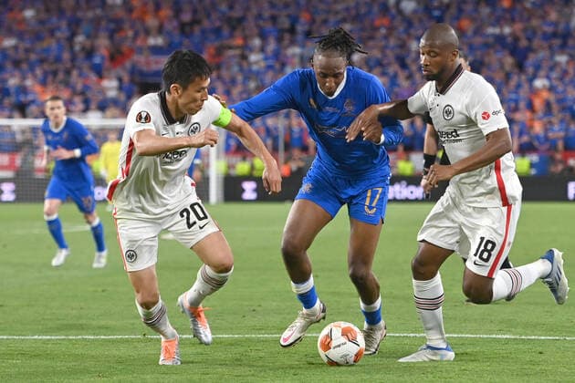 v li Makoto HASEBE Eintracht Frankfurt , Joe Aribo Rangers FC , Almamy TOURE Eintracht Frankfurt , action, duel Football Europa League, final Eintracht Frankfurt Glasgow Rangers 5 4 i E on 18 05 2022 in Seville Estadio Ramon Sanchez Pizjuan