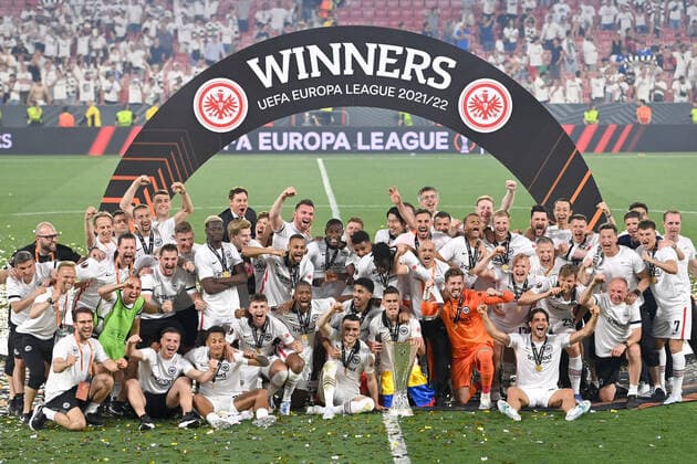 Team photo, team, team photo with cup, cup, trophy, jubilation, joy, enthusiasm, award ceremony, football Europa League, final Eintracht Frankfurt Glasgow Rangers 5 4 i E on 18 05 2022 in Seville Estadio Ramon Sanchez Pizjuan