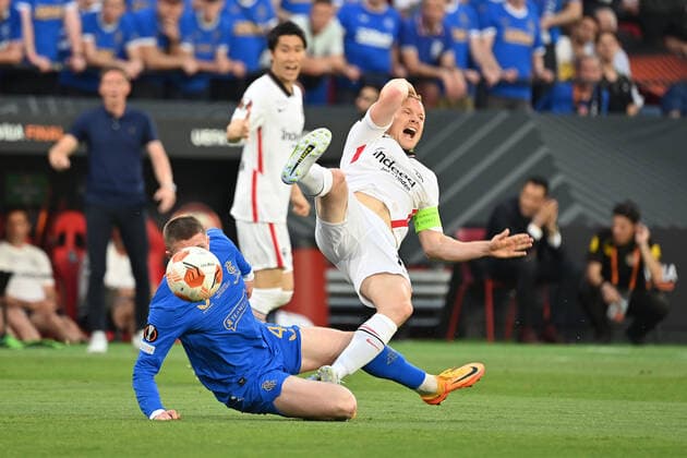 v li Scott Wright Rangers FC , action, duel against Sebastian Rode Eintracht Frankfurt ,who suffers a laceration Football Europa League, final Eintracht Frankfurt Glasgow Rangers 5 4 i E on 18 05 2022 in Seville Estadio Ramon Sanchez Pizjuan