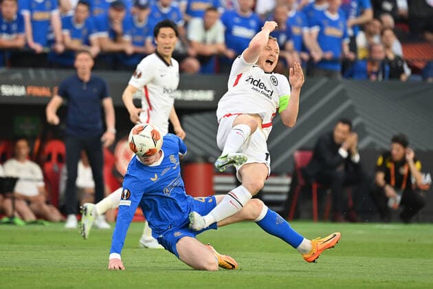v li Scott Wright Rangers FC , action, duel against Sebastian Rode Eintracht Frankfurt ,who suffers a laceration Football Europa League, final Eintracht Frankfurt Glasgow Rangers 5 4 i E on 18 05 2022 in Seville Estadio Ramon Sanchez Pizjuan
