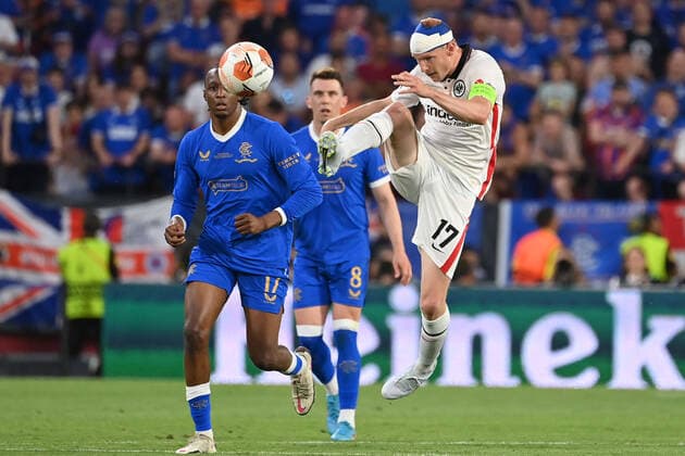 Sebastian Rode Eintracht Frankfurt , action, duel against Joe Aribo Rangers FC Football Europa League, final Eintracht Frankfurt Glasgow Rangers 5 4 i E on 18 05 2022 in Seville Estadio Ramon Sanchez Pizjuan