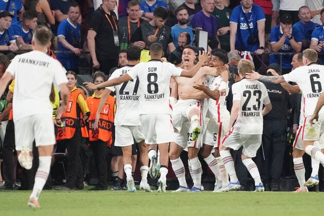 Victory celebration Eintracht Frankfurt around Rafael Santos Borre Eintracht Frankfurt Sevilla 18 05 2022 Eintracht Frankfurt vs Glasgow Rangers, UEFA Europa League Final, Ramon Sanchez Pizjuan Stadium Sevilla