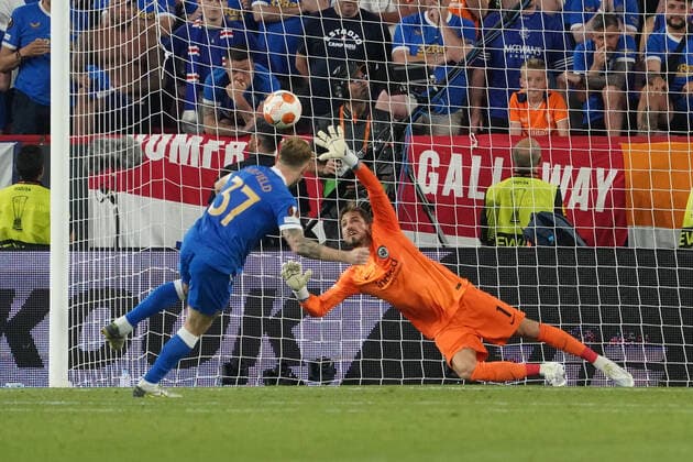 Scott Arfield Glasgow Rangers scores against goalkeeper Kevin Trapp Eintracht Frankfurt Sevilla 18 05 2022 Eintracht Frankfurt vs Glasgow Rangers, UEFA Europa League Final, Ramon Sanchez Pizjuan Stadium Sevilla