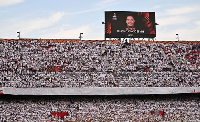 18 05 2022, xfux, football UEFA Europa League Final 2022, Eintracht Frankfurt Glasgow Rangers, emonline, emspor, v l Frankfurt fans Ultras spectators mood referee Slavko Vincic Slovenia DFL DFB REGULATES PROHIBIT ANY USE OF PHOTOGRAPHS as IMAGE SEQUENCES and or QUASI VIDEO Sevilla