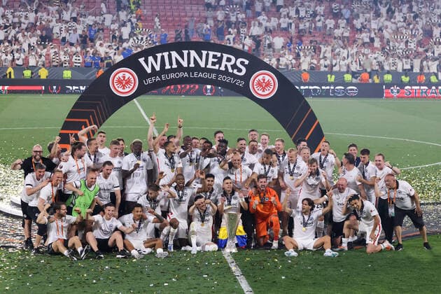 May 19, 2022, Seville, Seville, Spain: Players of Eintrach celebrate with the trophy after during the Final Europa League match between Rangers FC and Eintrach Frankfurt at Ramon Sanchez Pizjuan on May 18, 2022 in Seville, Spain. Seville Spain - ZUMAd159 0159302417st Copyright: xJosexLuisxContrerasx