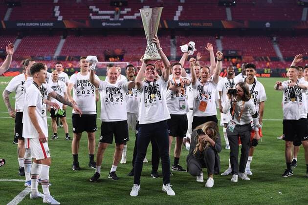 Soccer Europa League Final Eintracht Frankfurt Glasgow Rangers on 18 05 2022 at Estadio Ramon Sanchez Pizjuan in Seville Eintracht Frankfurt wins the UEFA Europa League 2021 2022 Oliver Glasner coach head coach Frankfurt stretches the UEFA Cup trophy aloft and celebrates the victory with the fans xHDx
