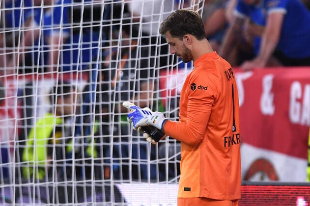 Soccer Europa League Final Eintracht Frankfurt Glasgow Rangers on 18 05 2022 at Estadio Ramon Sanchez Pizjuan in Seville penalty Kevin Trapp Frankfurt looks at his water bottle xHDx