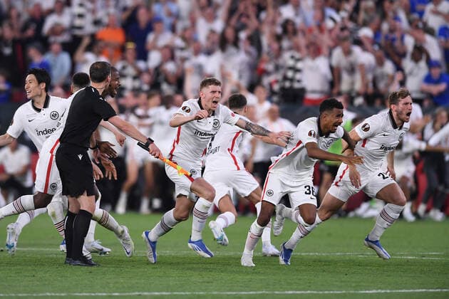 Soccer Europa League final Eintracht Frankfurt Glasgow Rangers on 18 05 2022 at Estadio Ramon Sanchez Pizjuan in Seville penalty penalty shootout jubilation joy emotions Kristijan Jakic Frankfurt , Ansgar Knauff Frankfurt , Christopher Lenz Frankfurt celebrate the victory and win the Europa League xHDx