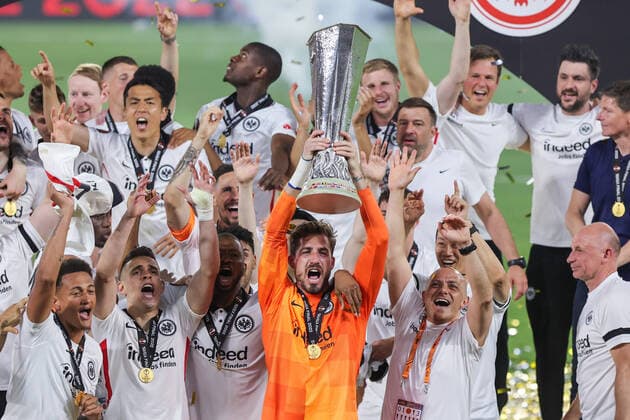 May 18, 2022, Seville, Seville, Spain: Kevin Trapp of Eintracht celebrate with the trophy after during the Final Europa League match between Rangers FC and Eintrach Frankfurt at Ramon Sanchez Pizjuan on May 18, 2022 in Seville, Spain. Seville Spain - ZUMAd159 0159302690st Copyright: xJosexLuisxContrerasx