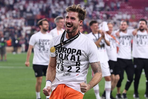 Soccer Europa League Final Eintracht Frankfurt Glasgow Rangers on 18 05 2022 at Estadio Ramon Sanchez Pizjuan in Seville Kevin Trapp Frankfurt celebrates winning the Europa League with the fans xHDx