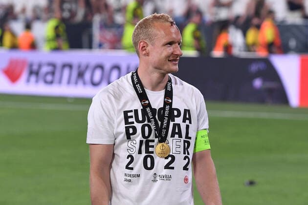 Soccer Europa League final Eintracht Frankfurt Glasgow Rangers on 18 05 2022 at the Estadio Ramon Sanchez Pizjuan in Seville Sebastian Rode Frankfurt celebrates winning the Europa League with the fans xHDx