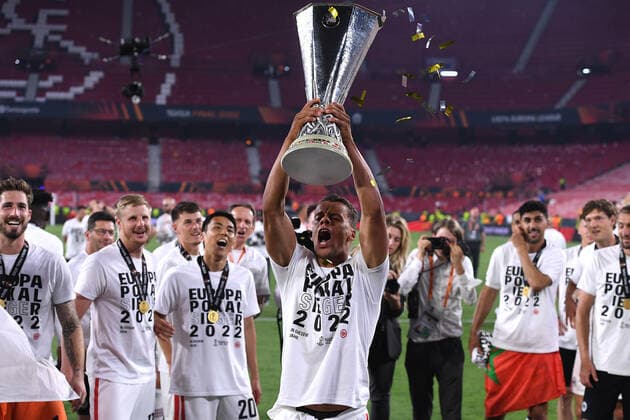 Soccer Europa League Final Eintracht Frankfurt Glasgow Rangers on 18 05 2022 at Estadio Ramon Sanchez Pizjuan in Seville Timothy Chandler Frankfurt celebrates winning the Europa League with the fans trophy xHDx