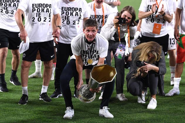 Soccer Europa League final Eintracht Frankfurt Glasgow Rangers on 18 05 2022 at the Estadio Ramon Sanchez Pizjuan in Seville Oliver Glasner coach head coach Frankfurt celebrates winning the Europa League with the and stretches the UEFA Cup trophy aloft xHDx