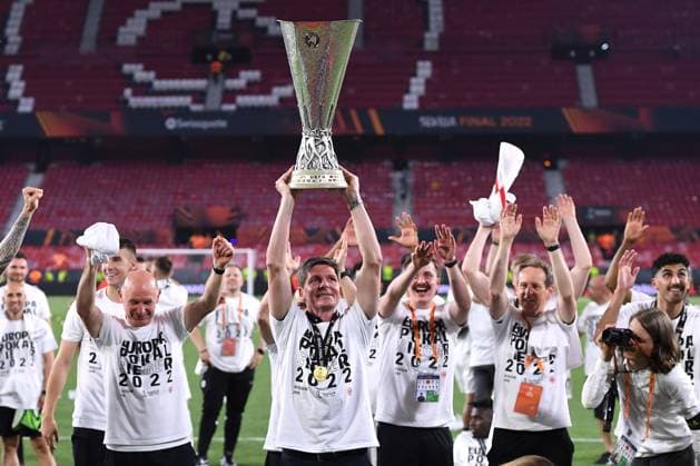 Soccer Europa League final Eintracht Frankfurt Glasgow Rangers on 18 05 2022 at the Estadio Ramon Sanchez Pizjuan in Seville Oliver Glasner coach head coach Frankfurt celebrates winning the Europa League with the and stretches the UEFA Cup trophy aloft xHDx