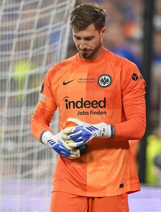 18 05 2022, xfux, football UEFA Europa League Final 2022, Eintracht Frankfurt Glasgow Rangers, emonline, emspor, v l penalty shootout Kevin Trapp Eintracht Frankfurt drinking bottle with hints on Rangers shooters cheat sheet DFL DFB REGULATIONS PROHIBIT ANY USE OF PHOTOGRAPHS as IMAGE SEQUENCES and or QUASI VIDEO Sevilla