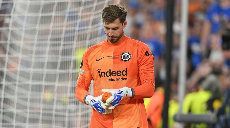 18 05 2022, xfux, football UEFA Europa League Final 2022, Eintracht Frankfurt Glasgow Rangers, emonline, emspor, v l penalty shootout Kevin Trapp Eintracht Frankfurt drinking bottle with hints on Rangers shooters cheat sheet DFL DFB REGULATIONS PROHIBIT ANY USE OF PHOTOGRAPHS as IMAGE SEQUENCES and or QUASI VIDEO Sevilla