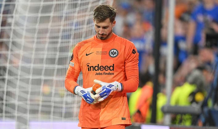 Football, EL, Final, Eintracht Frankfurt - Glasgow Rangers, Goalkeeper Trapp with drinking bottle