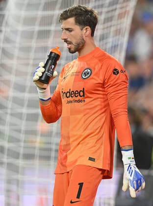 18 05 2022, xfux, football UEFA Europa League Final 2022, Eintracht Frankfurt Glasgow Rangers, emonline, emspor, v l penalty shootout Kevin Trapp Eintracht Frankfurt drinking bottle with hints on Rangers shooters cheat sheet DFL DFB REGULATIONS PROHIBIT ANY USE OF PHOTOGRAPHS as IMAGE SEQUENCES and or QUASI VIDEO Sevilla