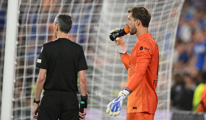 18 05 2022, xfux, football UEFA Europa League Final 2022, Eintracht Frankfurt Glasgow Rangers, emonline, emspor, v l penalty shootout Kevin Trapp Eintracht Frankfurt drinking bottle with hints on Rangers shooters cheat sheet DFL DFB REGULATIONS PROHIBIT ANY USE OF PHOTOGRAPHS as IMAGE SEQUENCES and or QUASI VIDEO Sevilla