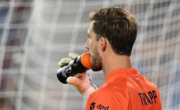 18 05 2022, xfux, football UEFA Europa League Final 2022, Eintracht Frankfurt Glasgow Rangers, emonline, emspor, v l penalty shootout Kevin Trapp Eintracht Frankfurt drinking bottle with hints on Rangers shooters cheat sheet DFL DFB REGULATIONS PROHIBIT ANY USE OF PHOTOGRAPHS as IMAGE SEQUENCES and or QUASI VIDEO Sevilla
