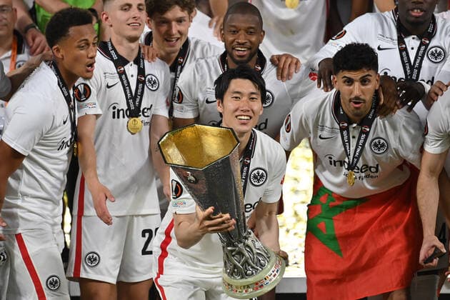 Team photo, team, team photo, Daichi KAMADA Eintracht Frankfurt with cup, cup, trophy, cheers, joy, enthusiasm, award ceremony football Europa League, final Eintracht Frankfurt Glasgow Rangers 5 4 i E on 18 05 2022 in Seville Estadio Ramon Sanchez Pizjuan