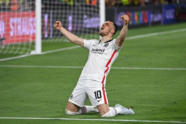 Final cheer Filip KOSTIC Eintracht Frankfurt , jubilation,joy,enthusiasm,action,single action,single picture,crop,full body shot,whole figure Football Europa League, Final Eintracht Frankfurt Glasgow Rangers 5 4 i E on 18 05 2022 in Sevilla Estadio Ramon Sanchez Pizjuan