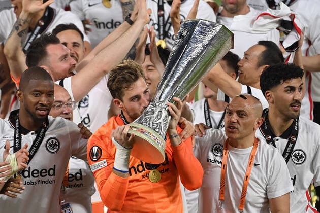 Goalkeeper Kevin TRAPP Eintracht Frankfurt kuesst den Pokal,Cup,Trophaee, Siegerehrung Football Europa League, Final Eintracht Frankfurt Glasgow Rangers 5 4 i E on 18 05 2022 in Sevilla Estadio Ramon Sanchez Pizjuan