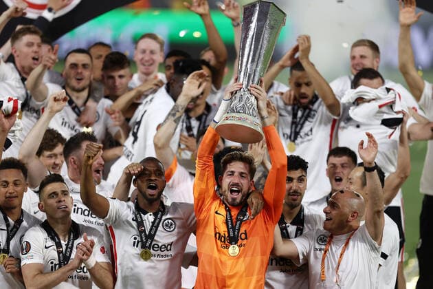 Eintracht Frankfurt v Rangers FC - UEFA Europa League Final 2021 22 Kevin Trapp (Eintracht Frankfurt) celebrates lifting the trophy after winning the 2022 Sevilla EUROPA LEAGUE final during the football Europa League match UEFA Europa League 2022 Final - Eintracht vs Rangers on May 18, 2022 at the Estadio Ramon Sanchez-Pizjuan in Seville, Spain Seville Spain  Copyright: xFrancescoxScaccianocex originalFilename:livemedia-uefaeuro220518_npdRV.jpg