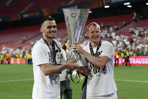 Eintracht Frankfurt v Rangers FC - UEFA Europa League Final 2021 22 Filip Kostic (Eintracht Frankfurt) and Sebastian Rode (Eintracht Frankfurt) celebrate with the trophy during the football Europa League match UEFA Europa League 2022 Final - Eintracht vs Rangers on May 18, 2022 at the Estadio Ramon Sanchez-Pizjuan in Seville, Spain Seville Spain  Copyright: xFrancescoxScaccianocex originalFilename:livemedia-uefaeuro220518_npOUh.jpg
