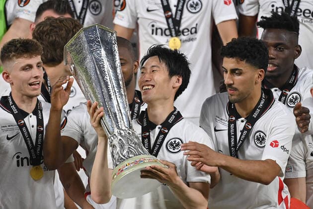 Team photo, team, team photo, Daichi KAMADA Eintracht Frankfurt with cup, cup, trophy, cheers, joy, enthusiasm, award ceremony football Europa League, final Eintracht Frankfurt Glasgow Rangers 5 4 i E on 18 05 2022 in Seville Estadio Ramon Sanchez Pizjuan