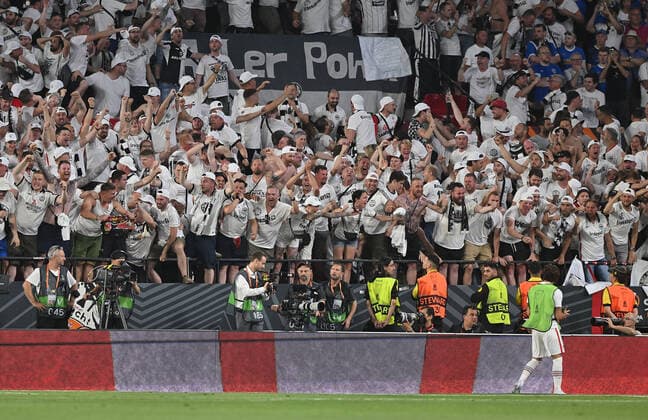 18 05 2022, xfux, football UEFA Europa League Final 2022, Eintracht Frankfurt Glasgow Rangers, emonline, emspor, v l fans Eintracht Frankfurt, mood, scarves, DFL DFB REGULATES PROHIBIT ANY USE OF PHOTOGRAPHS as IMAGE SEQUENCES and or QUASI VIDEO Sevilla