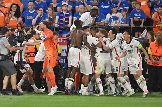18 05 2022, xfux, football UEFA Europa League Final 2022, Eintracht Frankfurt Glasgow Rangers, emonline, emspor, v l jubilation joy of winning the Europa League at Eintracht Frankfurt DFL DFB REGULATES PROHIBIT ANY USE OF PHOTOGRAPHS as IMAGE SEQUENCES and or QUASI VIDEO Sevilla