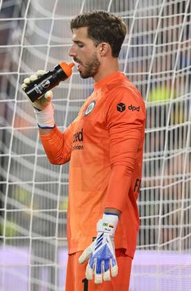 18 05 2022, xfux, football UEFA Europa League Final 2022, Eintracht Frankfurt Glasgow Rangers, emonline, emspor, v l Kevin Trapp Eintracht Frankfurt with drinking bottle cheat sheet DFL DFB REGULATES PROHIBIT ANY USE OF PHOTOGRAPHS as IMAGE SEQUENCES and or QUASI VIDEO Sevilla