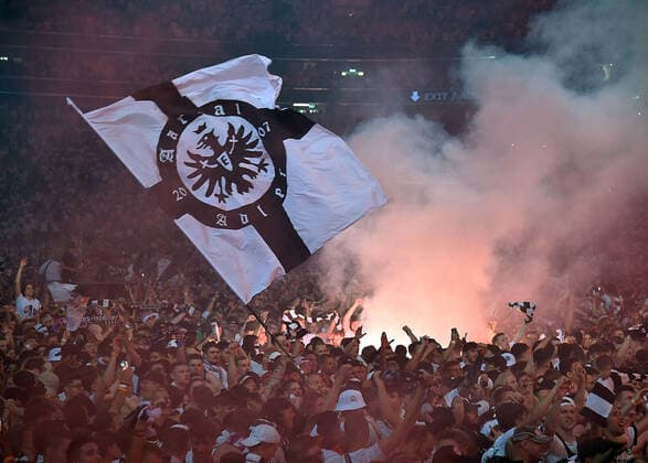 18 05 2022, xhbx, football UEFA Europa League Final 2022 Public Viewing, Eintracht Frankfurt Glasgow Rangers emspor, v l Eintracht Frankfurt fans cheering after end of match Bengalos, smoke DFL DFB REGULATES PROHIBIT ANY USE OF PHOTOGRAPHS as IMAGE SEQUENCES and or QUASI VIDEO Frankfurt am Main