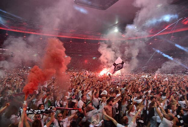 18 05 2022, xhbx, football UEFA Europa League Final 2022 Public Viewing, Eintracht Frankfurt Glasgow Rangers emspor, v l Eintracht Frankfurt fans cheering after end of match Bengalos, smoke DFL DFB REGULATES PROHIBIT ANY USE OF PHOTOGRAPHS as IMAGE SEQUENCES and or QUASI VIDEO Frankfurt am Main